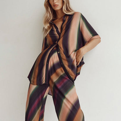 Conjunto de dos piezas de camisa y pantalones de cintura alta con estampado a rayas de manga cinco cuartos para mujer