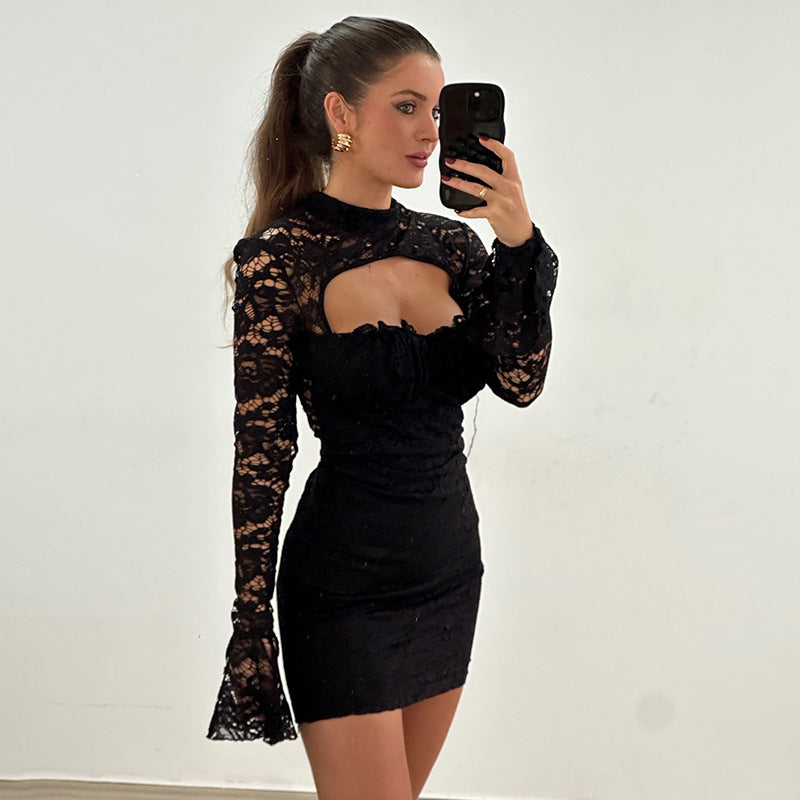 Vestido de mujer con encaje, costura en el pecho, aberturas, mangas acampanadas, cintura y cadera