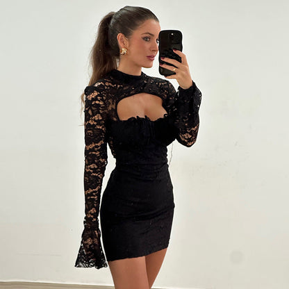 Vestido de mujer con encaje, costura en el pecho, aberturas, mangas acampanadas, cintura y cadera