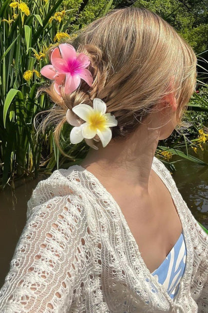 Pinza para el pelo con flor de frangipani 