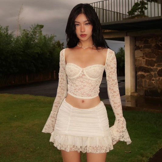 Conjunto de dos piezas de otoño con top corto de encaje, falda plisada y mangas acampanadas de corte bajo sexy