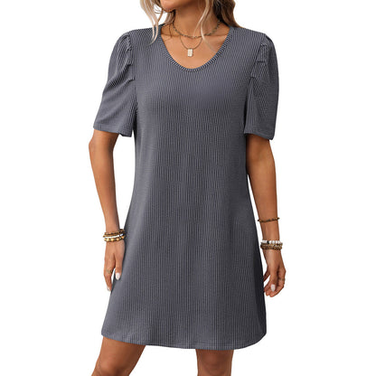Vestido de verano para mujer con mangas abullonadas y tiras torcidas de colores contrastantes y largo medio
