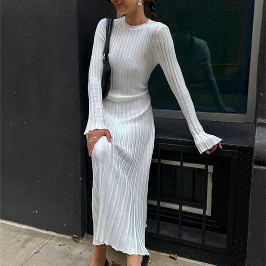 Vestido de punto ajustado con cuello redondo y manga larga, vestido de otoño tipo suéter con rayas hundidas y base de color liso.
