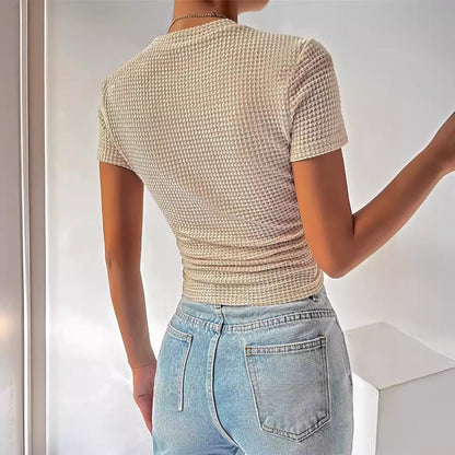 Camiseta de punto de manga corta con cuello redondo plisado y corte entallado para primavera y verano