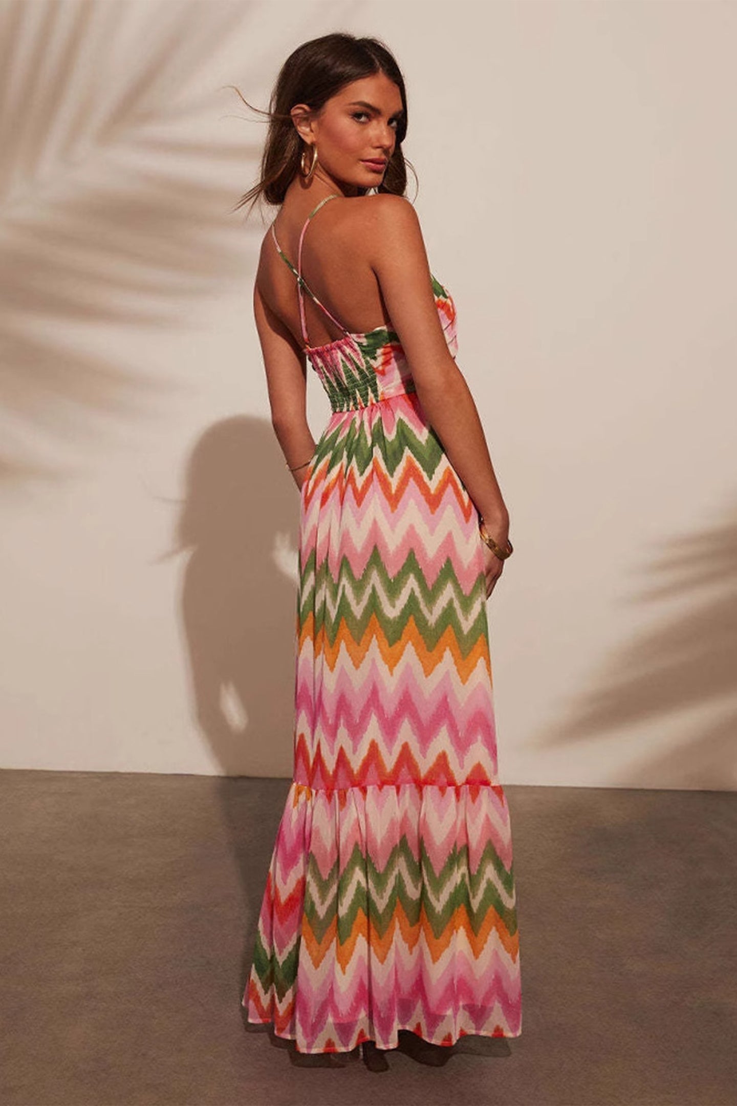 Vestido largo con tirantes finos y estampado de chevrones de Martha 