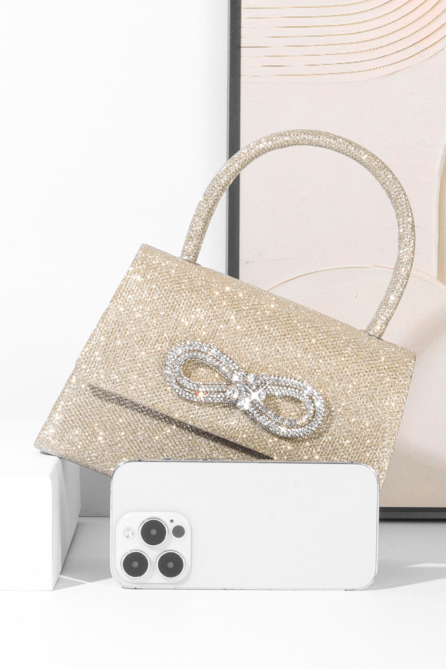 Bolso con asa de diamante y brillo metálico 