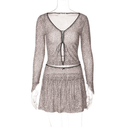 Conjunto de minifalda y camiseta de manga larga con tirantes y cuello en V con estampado de leopardo de verano para mujer