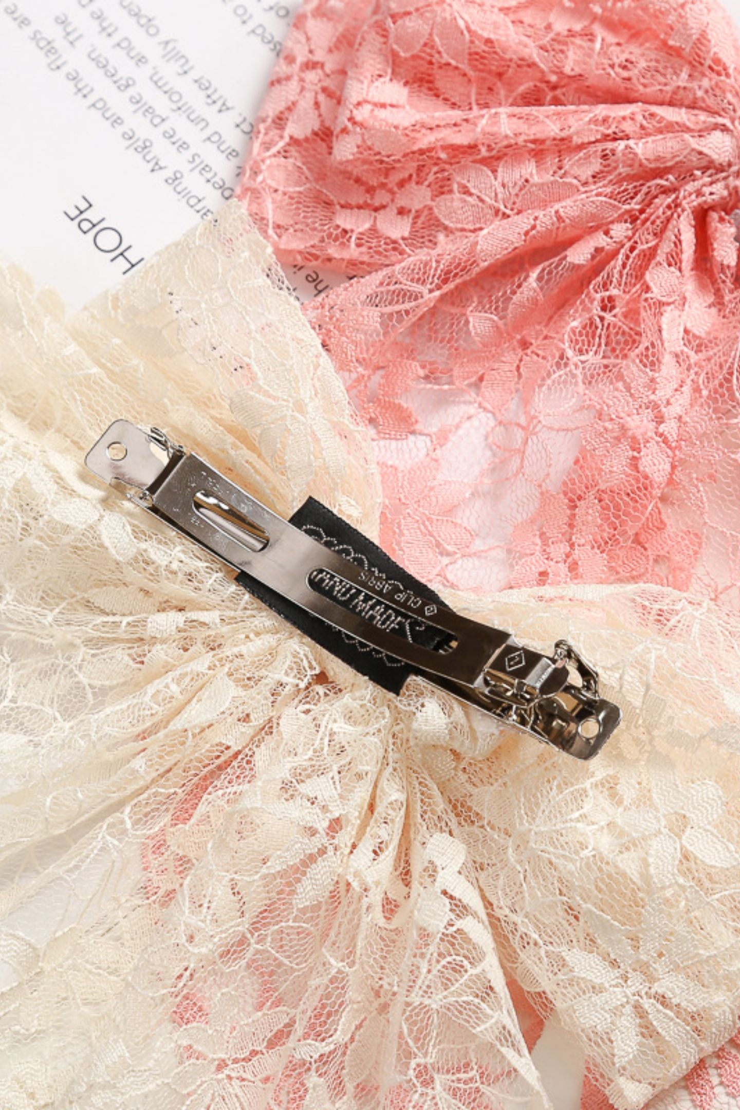 Pinza para el pelo con encaje y doble lazo 