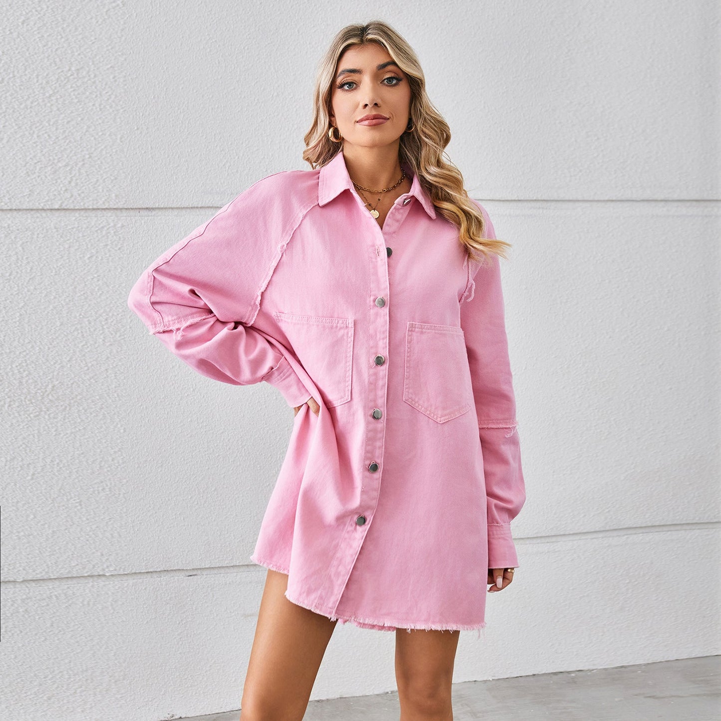 Vestido vaquero con borde sin rematar y costuras de manga larga para mujer