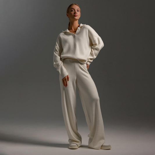 Conjunto de dos piezas formado por jersey y pantalón ancho, para otoño e invierno, con cuello polo y pierna ancha.