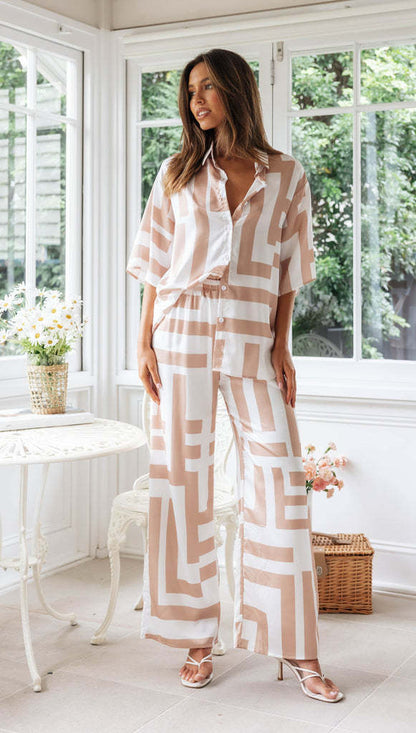 Conjunto de camisa de manga corta con cuello estampado y pantalones de pierna ancha para mujer