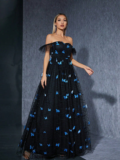 Vestido negro con hombros descubiertos y malla bordada con mariposas para cóctel o noche