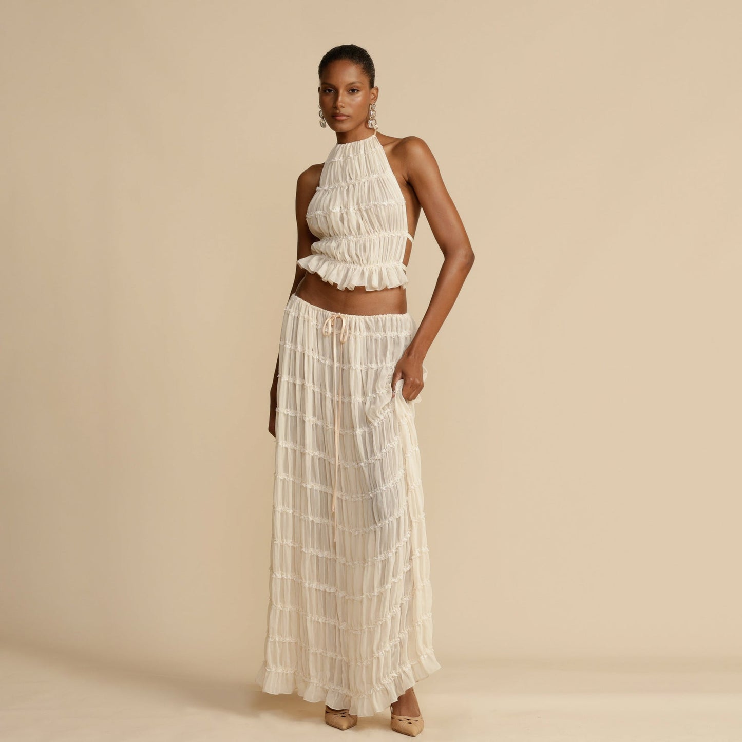 Conjunto de dos piezas de vestido plisado con orejas de madera y top de tirantes con cuello halter y cordones sin espalda