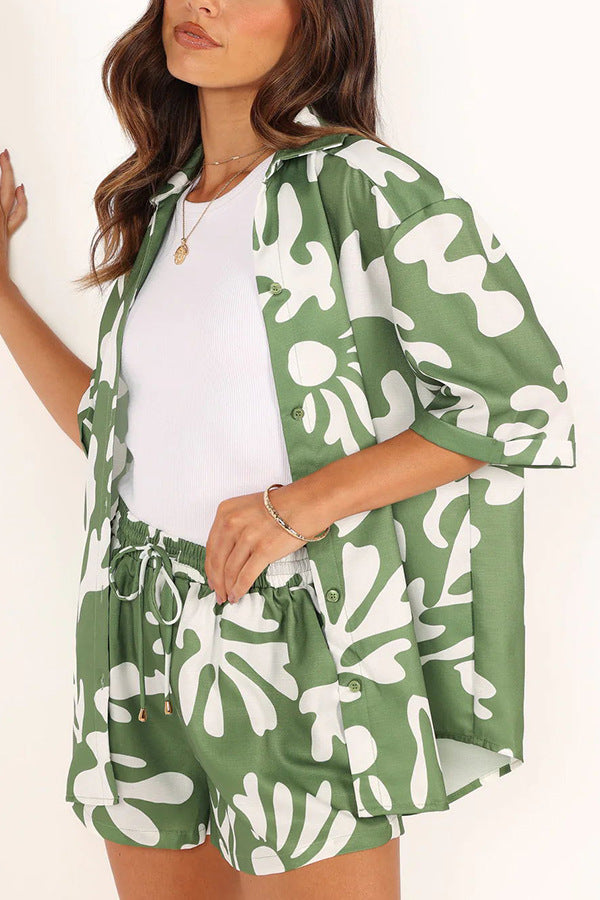 Conjunto de top corto y pantalones cortos estampados con cuello polo para mujer