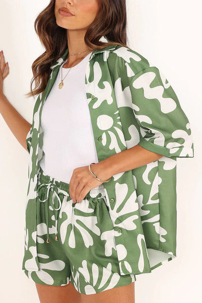 Conjunto de top corto y pantalones cortos estampados con cuello polo para mujer