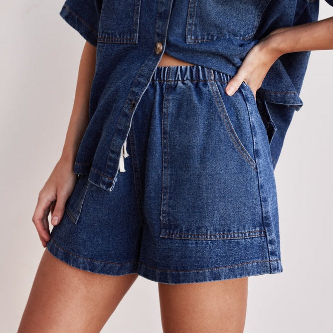 Conjunto de dos piezas de camisa y pantalones cortos de mezclilla de manga corta con bolsillos sueltos estilo retro informal