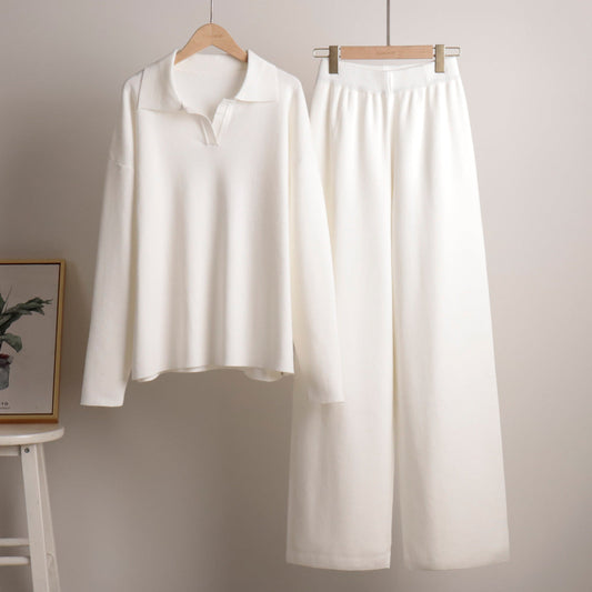 Conjunto de dos piezas formado por jersey y pantalón ancho, para otoño e invierno, con cuello polo y pierna ancha.