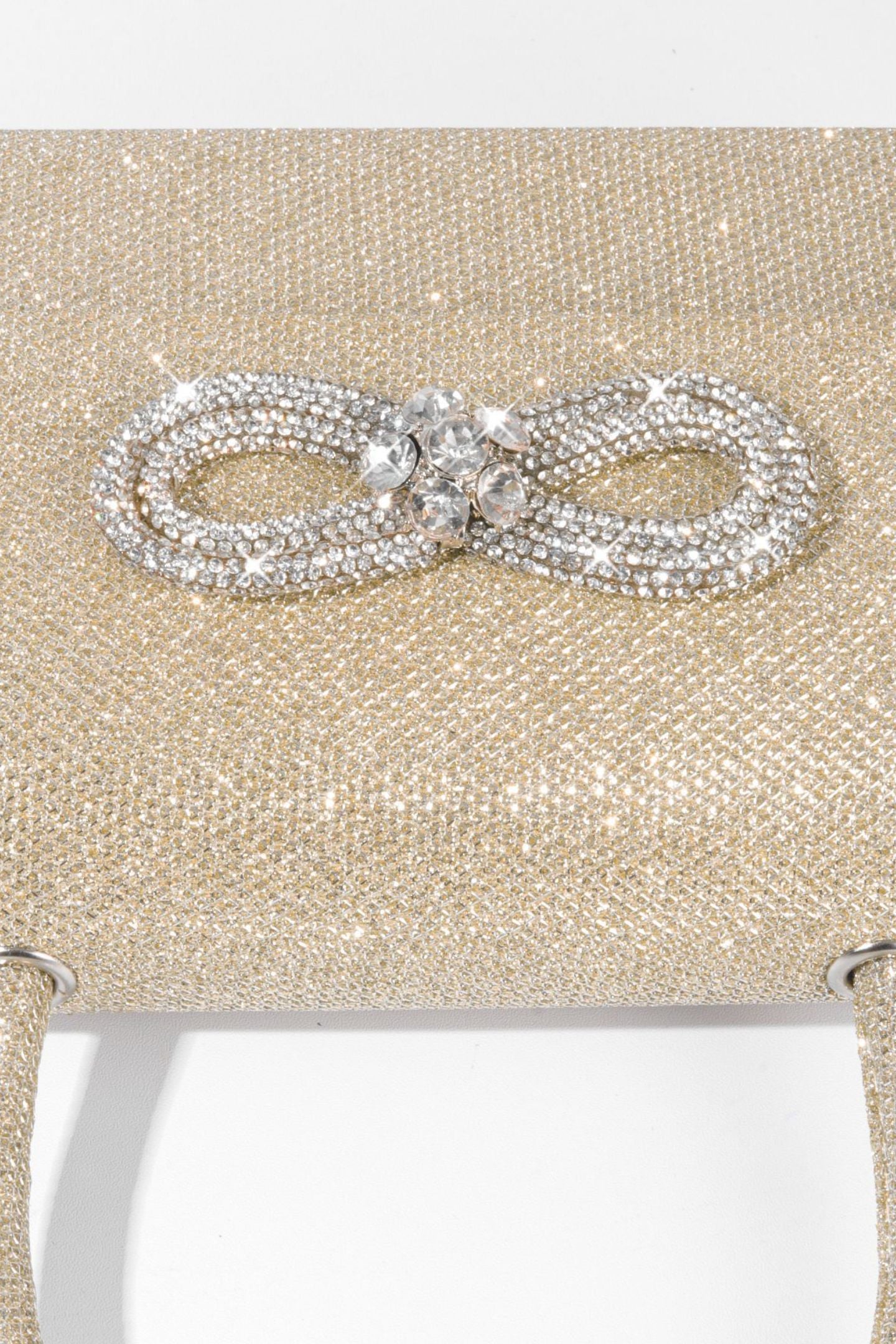 Bolso con asa de diamante y brillo metálico 