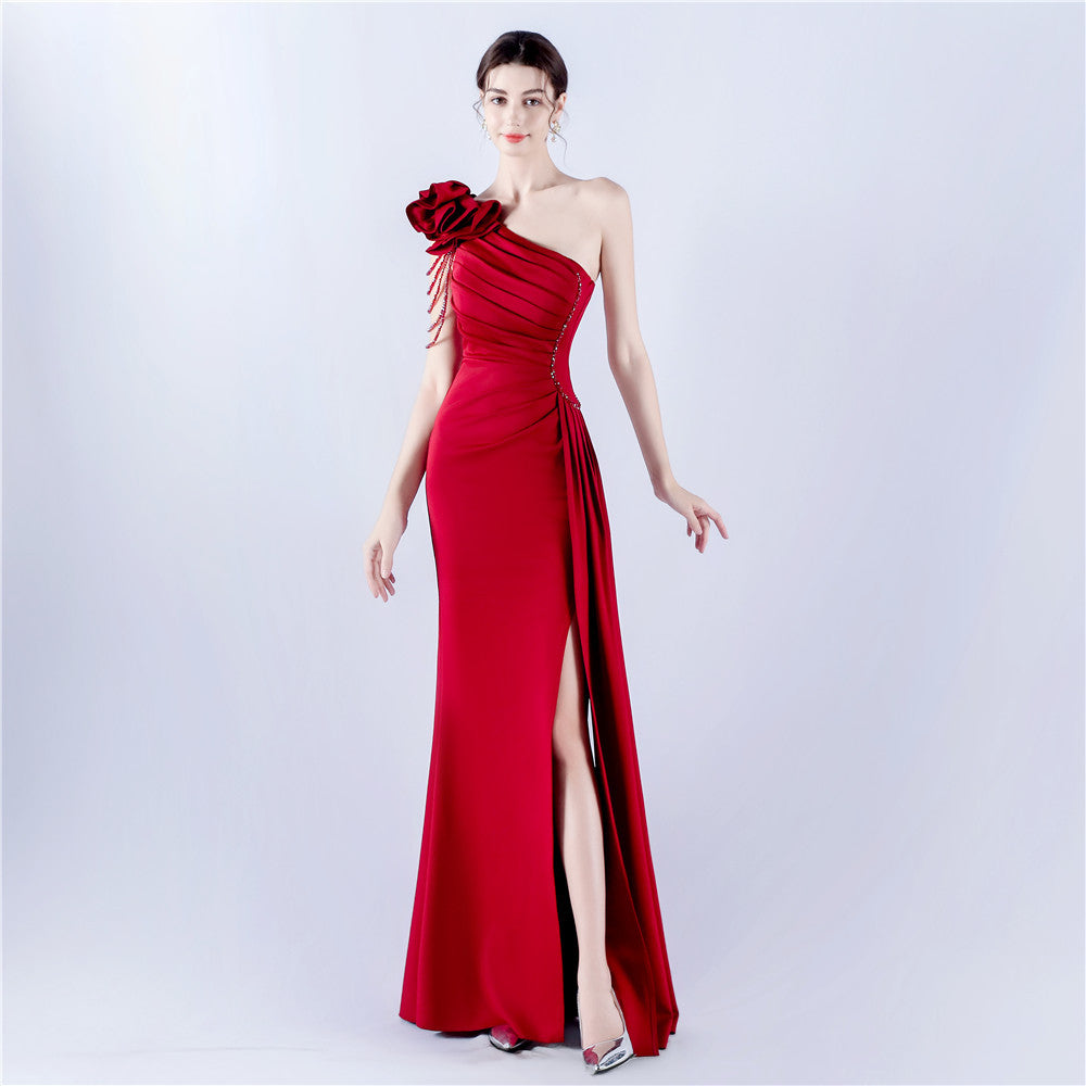 Vestido de noche de satén con hombros descubiertos y plisado con flores artísticas hechas a mano con cuentas de industria pesada para mujer