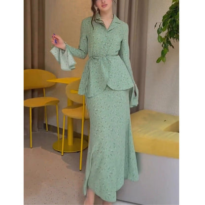 Conjunto de dos piezas de top y falda de manga larga con estampado floral pequeño para mujer