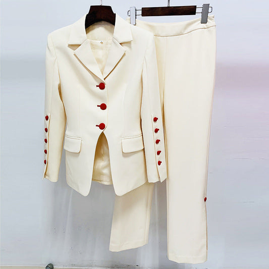 Conjunto de dos piezas de blazer, pantalón y botones rojos de corte cool y corte ajustado con estrellas