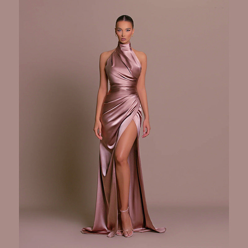 Vestido de otoño con cuello alto y sin mangas con cuello halter y abertura en la parte inferior