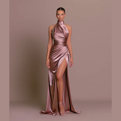 Vestido de otoño con cuello alto y sin mangas con cuello halter y abertura en la parte inferior