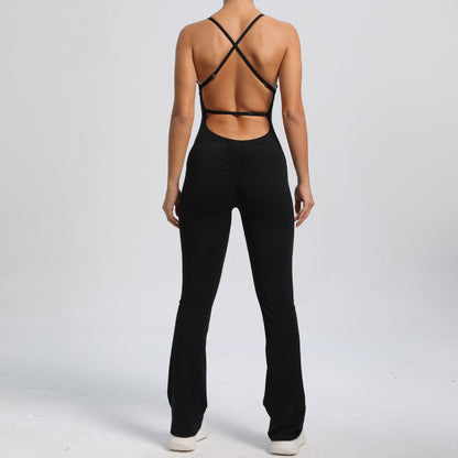 Mono de yoga de una pieza con tirantes ajustables y espalda descubierta, estilo deportivo, de color melocotón y cadera.