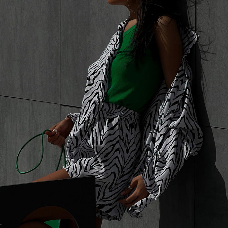 Conjunto de otoño de dos piezas con camisa holgada a rayas blancas y negras y pantalones cortos para mujer