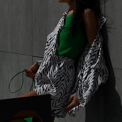 Conjunto de otoño de dos piezas con camisa holgada a rayas blancas y negras y pantalones cortos para mujer