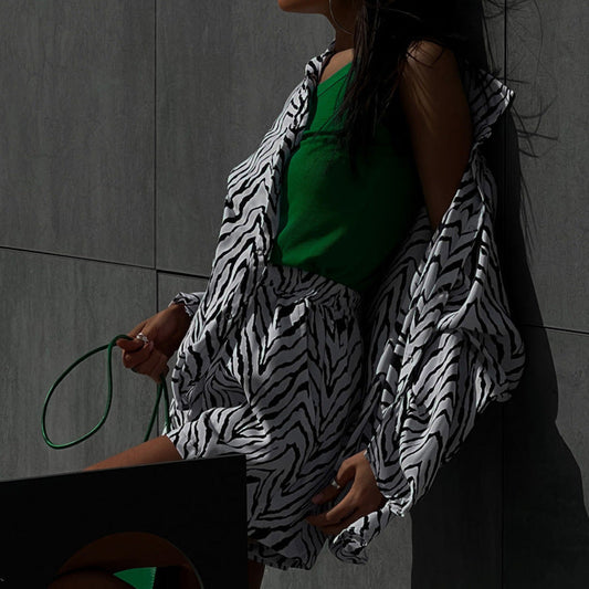 Conjunto de otoño de dos piezas con camisa holgada a rayas blancas y negras y pantalones cortos para mujer