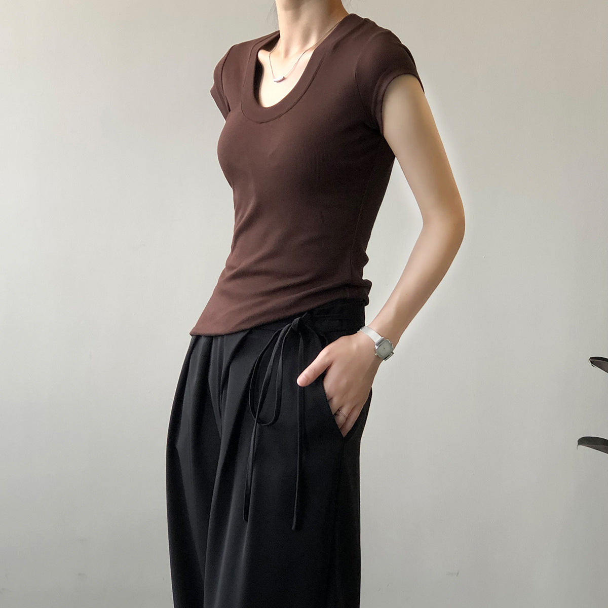Camiseta de color liso para mujer, camiseta de verano sencilla con cuello en U, camiseta elástica adelgazante para mujer
