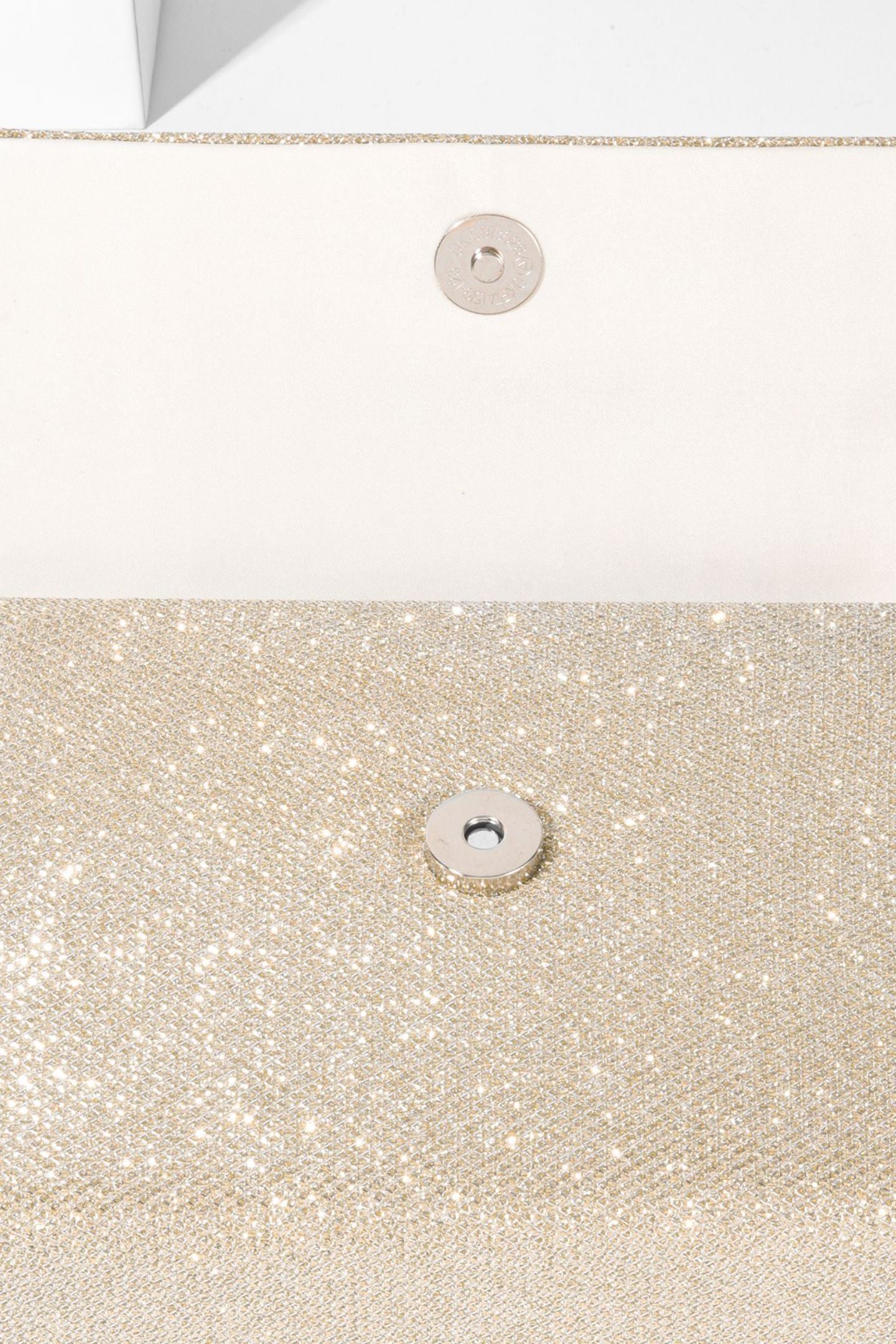 Bolso con asa de diamante y brillo metálico 