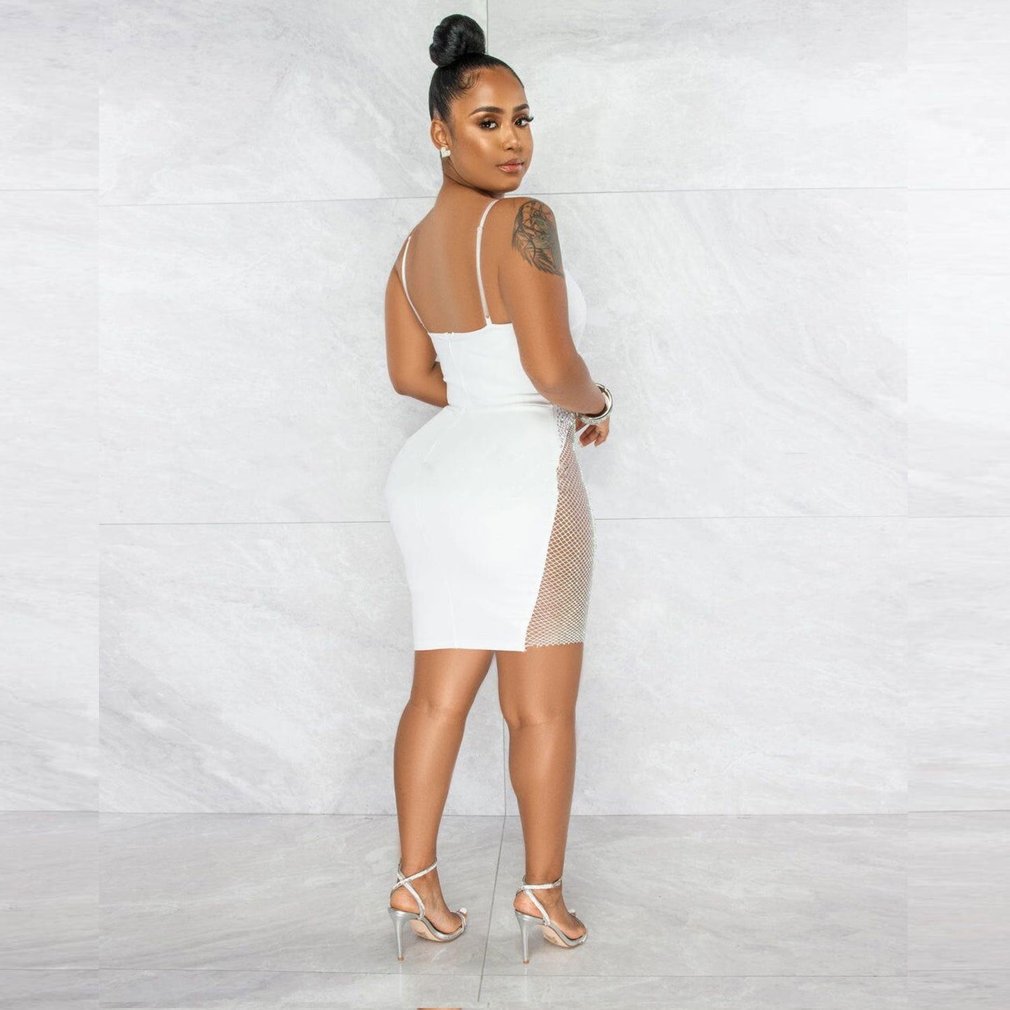Vestido sexy ajustado de malla con tirantes de diamantes de imitación
