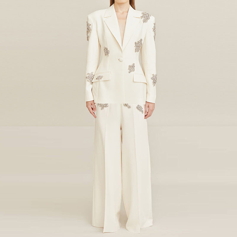 Traje de dos piezas con pantalón ancho y blazer de un botón con incrustaciones de diamantes y cuentas de Heavy Industry