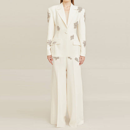Traje de dos piezas con pantalón ancho y blazer de un botón con incrustaciones de diamantes y cuentas de Heavy Industry