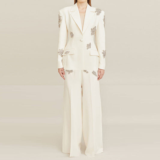 Traje de dos piezas con pantalón ancho y blazer de un botón con incrustaciones de diamantes y cuentas de Heavy Industry