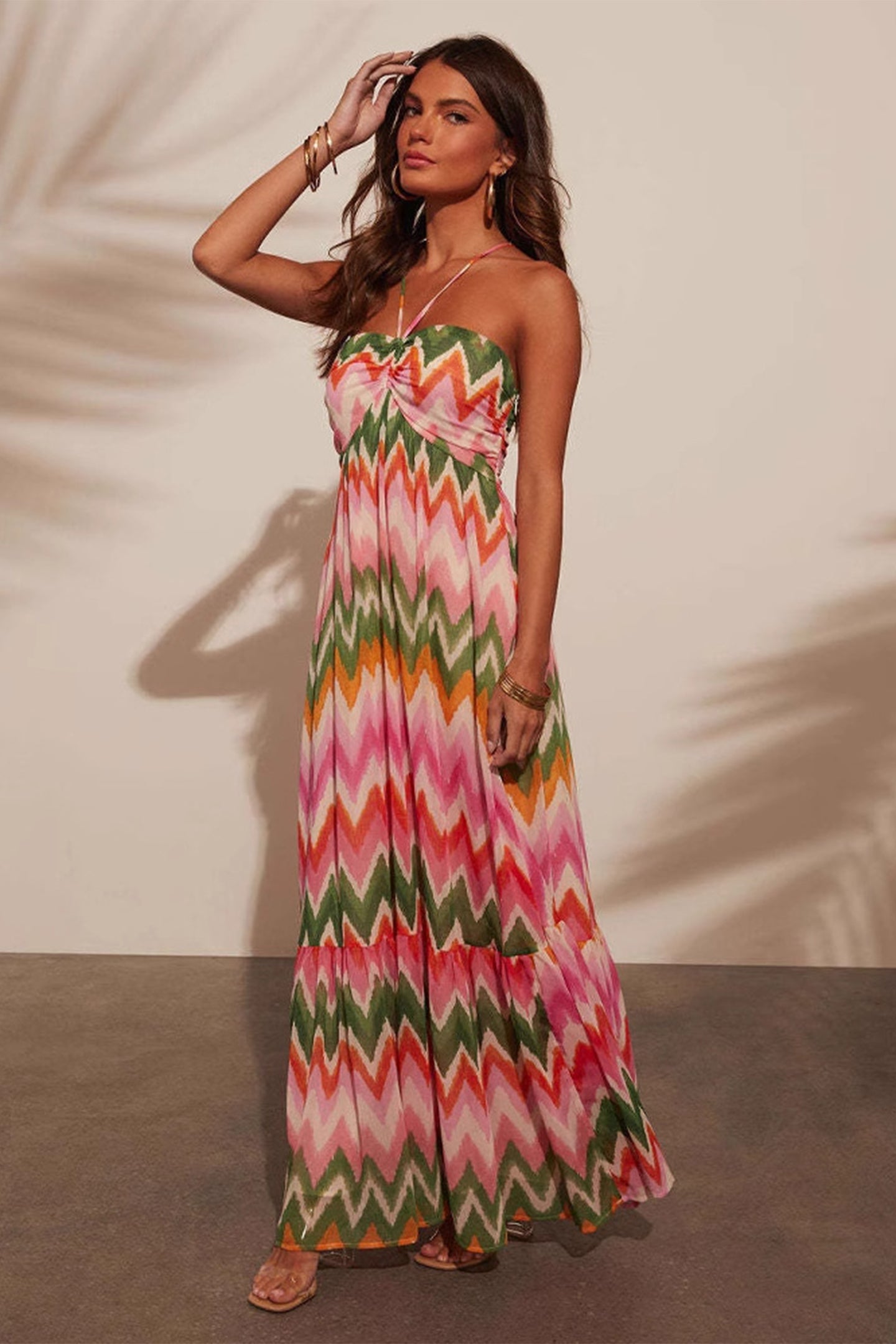 Vestido largo con tirantes finos y estampado de chevrones de Martha 