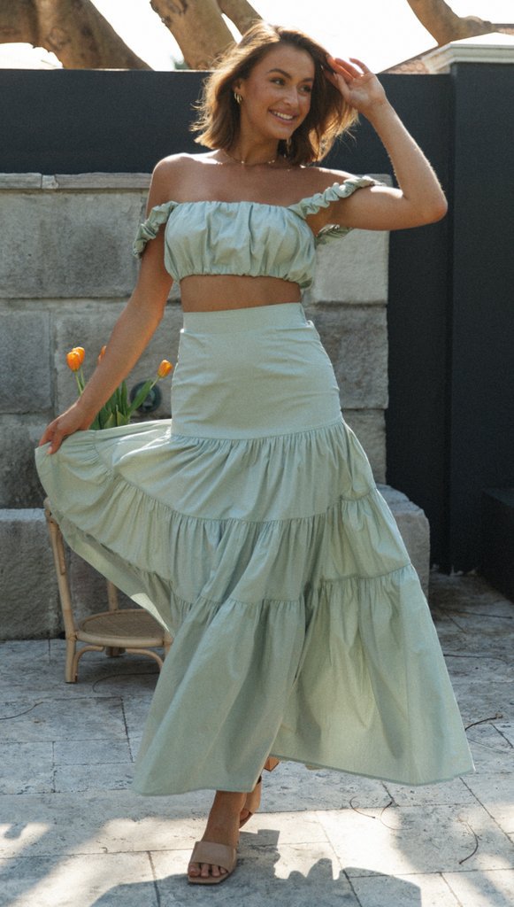 Conjunto de top con tirantes y falda larga de color liso para mujer
