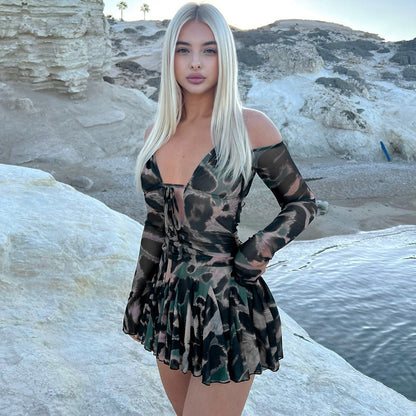 Vestido plisado con cuello halter y manga larga con estampado de patrón de ropa para mujer