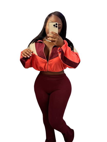 Conjunto deportivo informal de dos piezas para mujer, con cintura alta, corte acampanado y corte a juego.