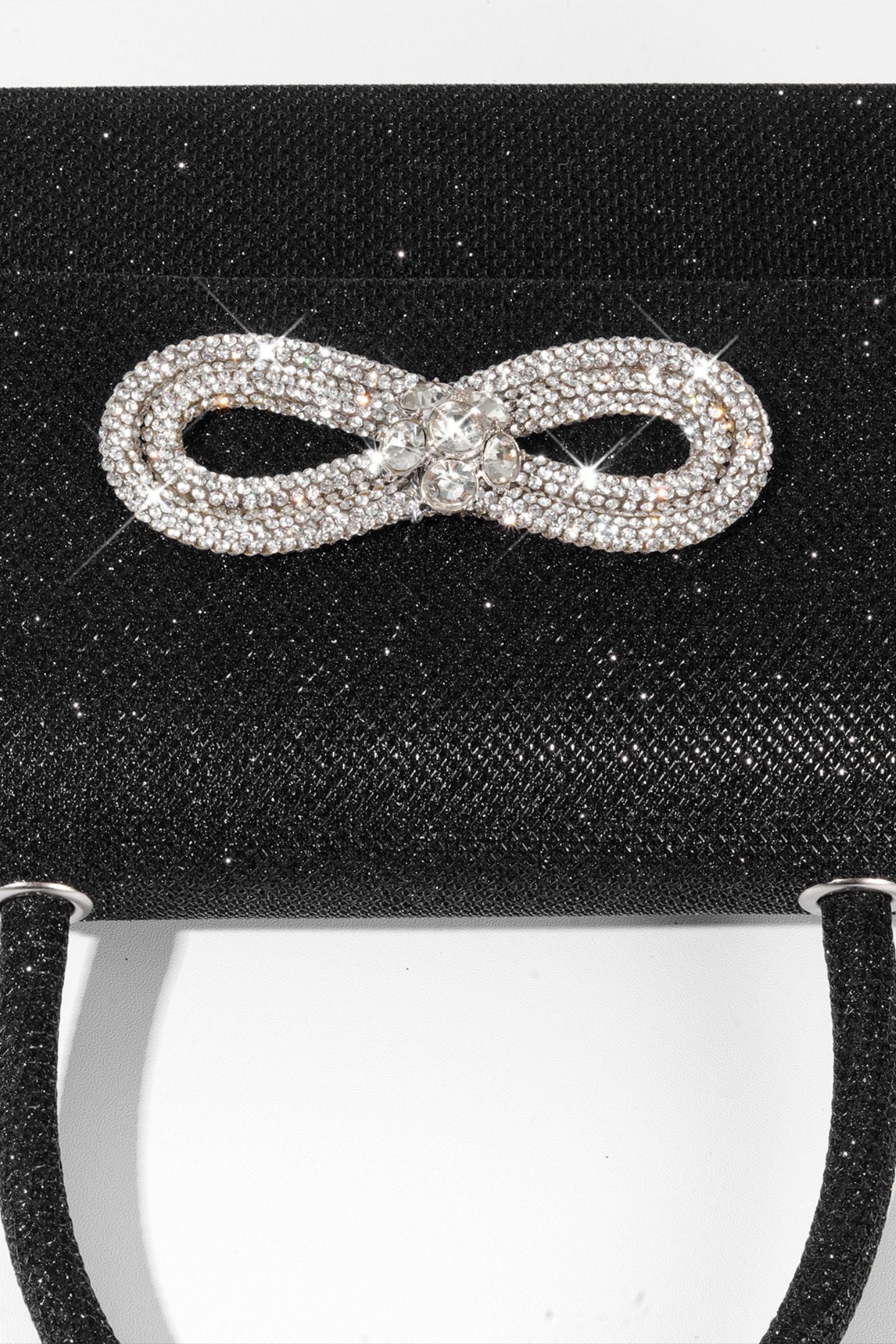Bolso con asa de diamante y brillo metálico 