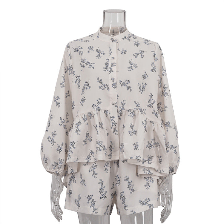 Falda clásica francesa con mangas abullonadas, cuello alto pequeño, camisa con volantes, pantalones cortos estampados