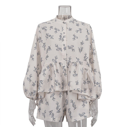 Falda clásica francesa con mangas abullonadas, cuello alto pequeño, camisa con volantes, pantalones cortos estampados