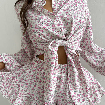 Conjunto de dos piezas con camisa de manga larga y cuello con volantes y pantalones cortos para mujer con estampado floral