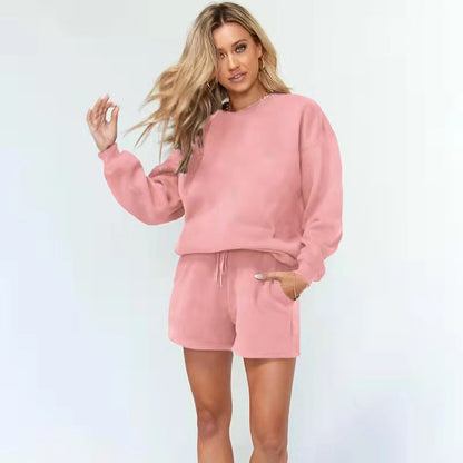 Traje informal de mujer con cuello redondo y ribete de canalé de color liso, capucha cepillada, bolsillos laterales y pantalones cortos