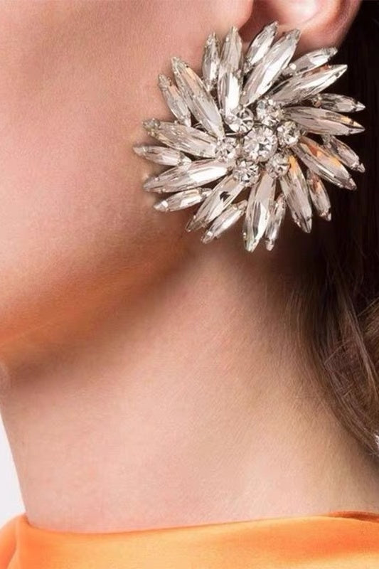 Pendientes circulares de diamantes con flores geométricas 