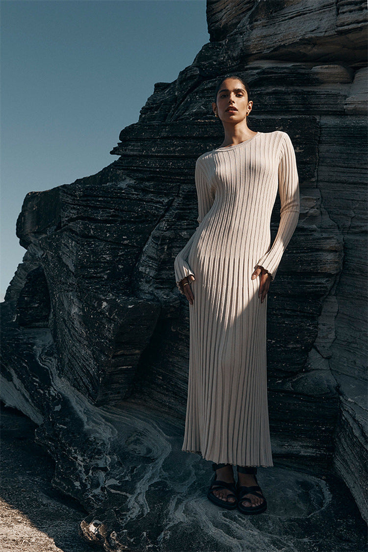 Vestido de punto ajustado con cuello redondo y manga larga, vestido de otoño tipo suéter con rayas hundidas y base de color liso.
