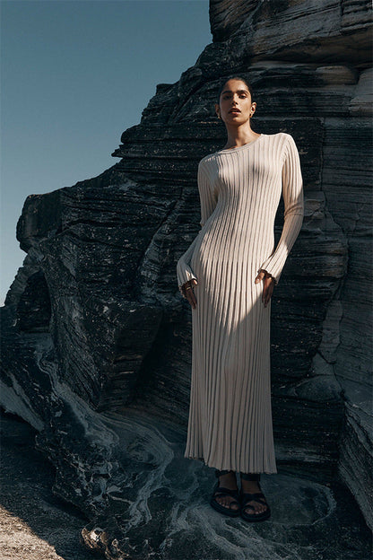Vestido de punto ajustado con cuello redondo y manga larga, vestido de otoño tipo suéter con rayas hundidas y base de color liso.