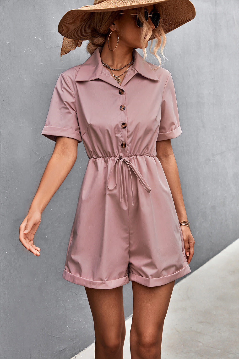 Mono de manga corta con cuello camisero y cordones, popular para primavera y verano